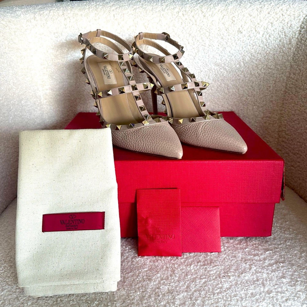 Valentino Pebbled Calfskin Rockstud Ankle Strap Pumps 41 Poudre